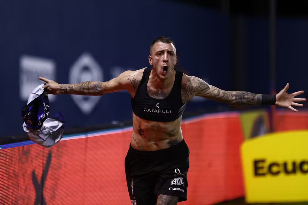 Renzo sofre lesão e desfalca o Vitória